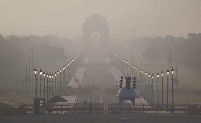 Delhi records minimum temperature at 25.9 degrees, light rain predicted for next 2 days